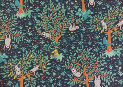 Paresseux dans les arbres. Tissu éco-responsable, testé et certifié sans substance nocive et respectueux de l'environnement.