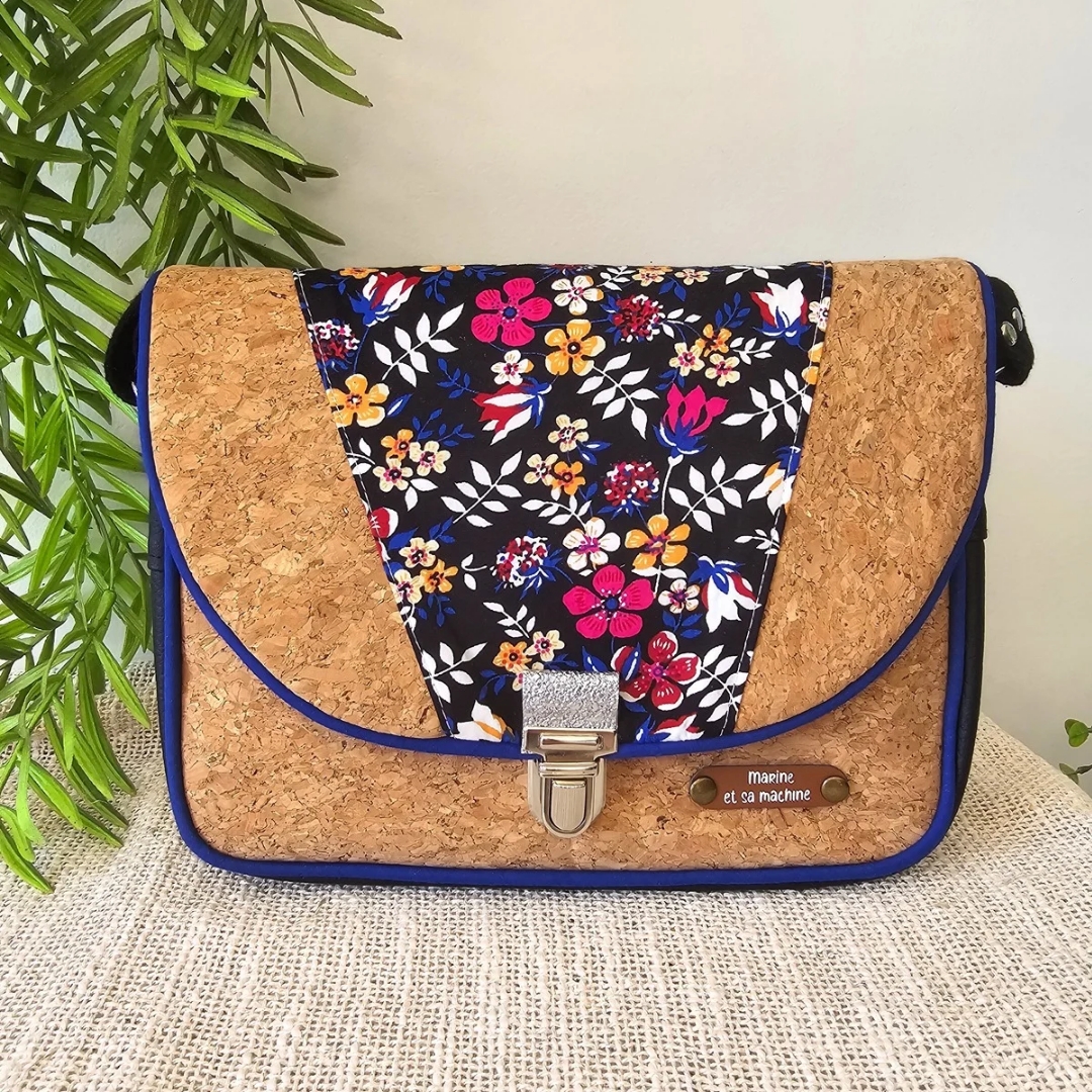 sac-bandouliere-liege-artisanal-fait-main-marine-et-sa-machine-bretagne