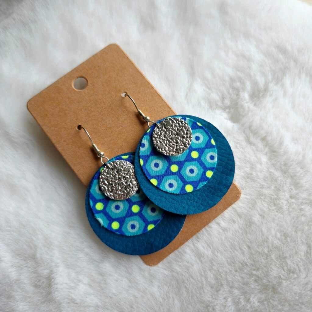 bijou-colore-bleu-boucles-d-oreilles-marine-et-sa-machine