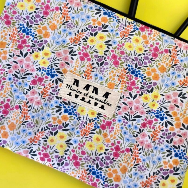 Pochette tissus Eva fleurs - Fait main en Bretagne - Marine et sa machine