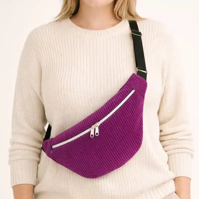 Sac banane femme velours prune porté