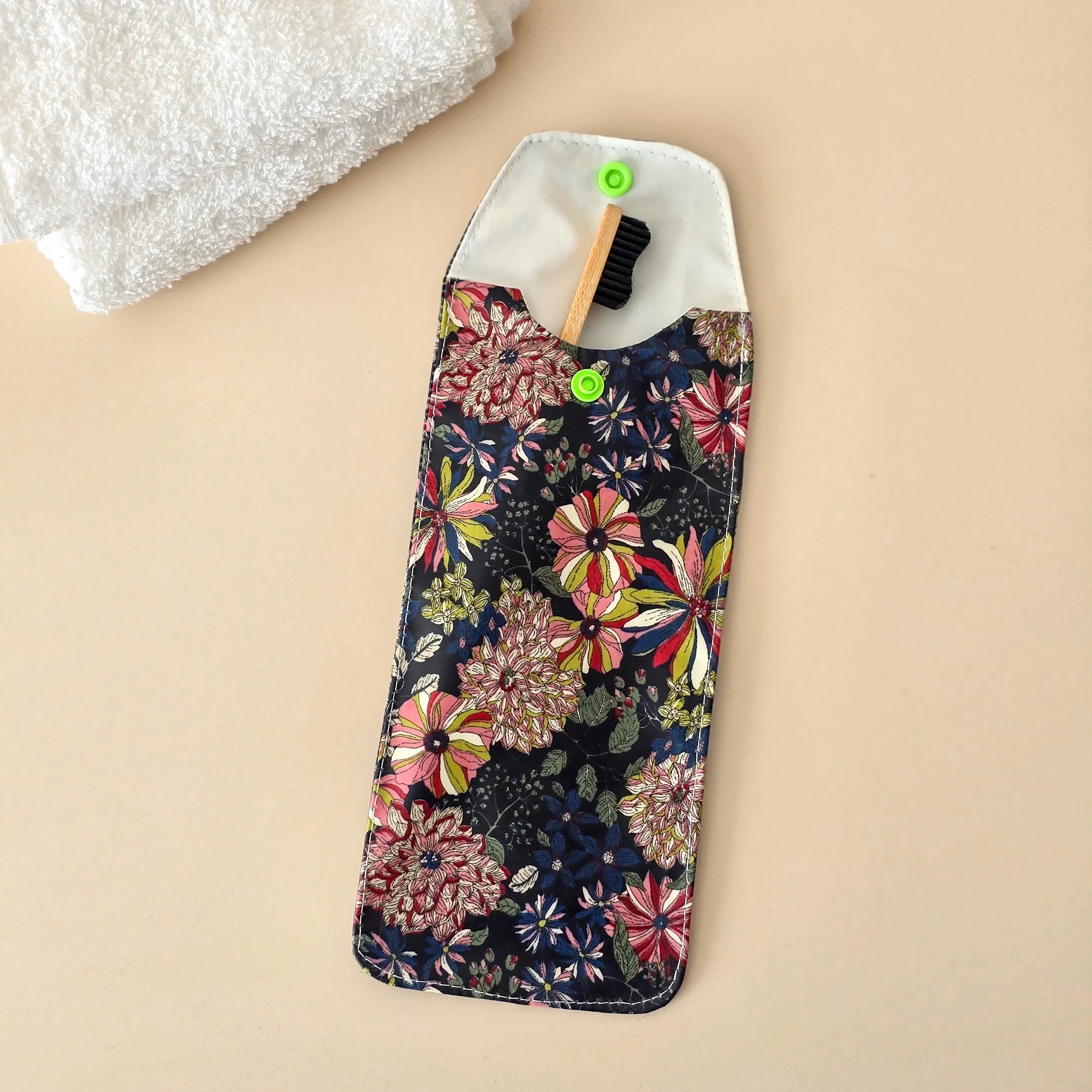 Etui brosse a dent fleuri ouvert