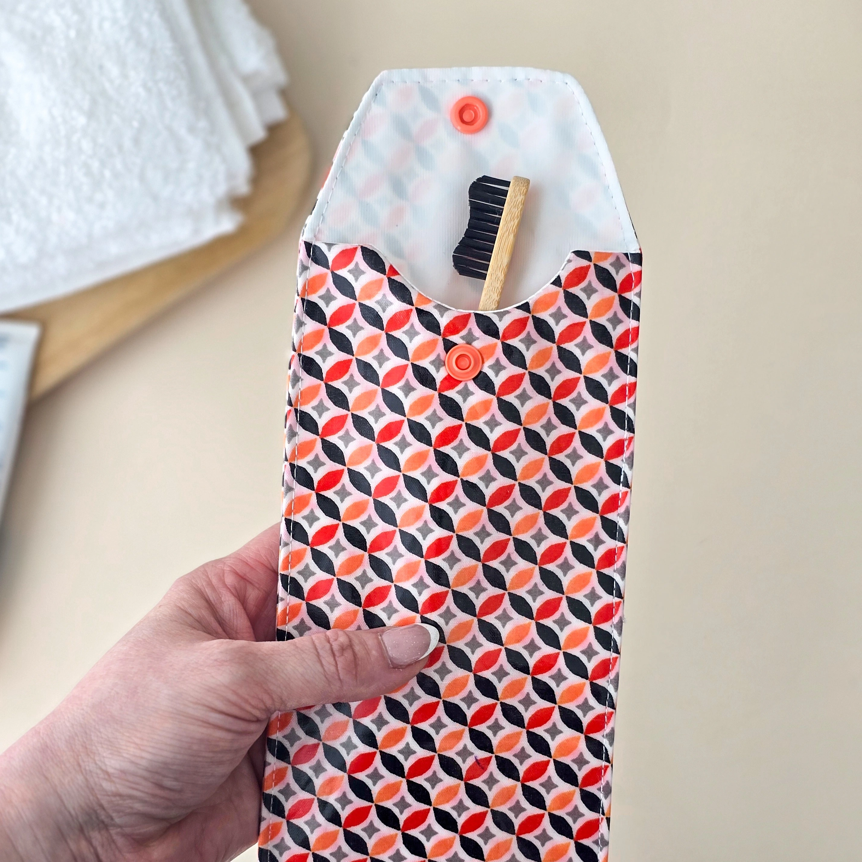 etui brosse a dent graphique ouvert - présentation