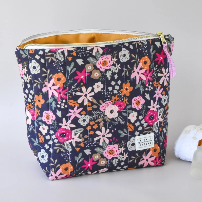 Trousse de toilette femme grand format avec fleuri ouverte