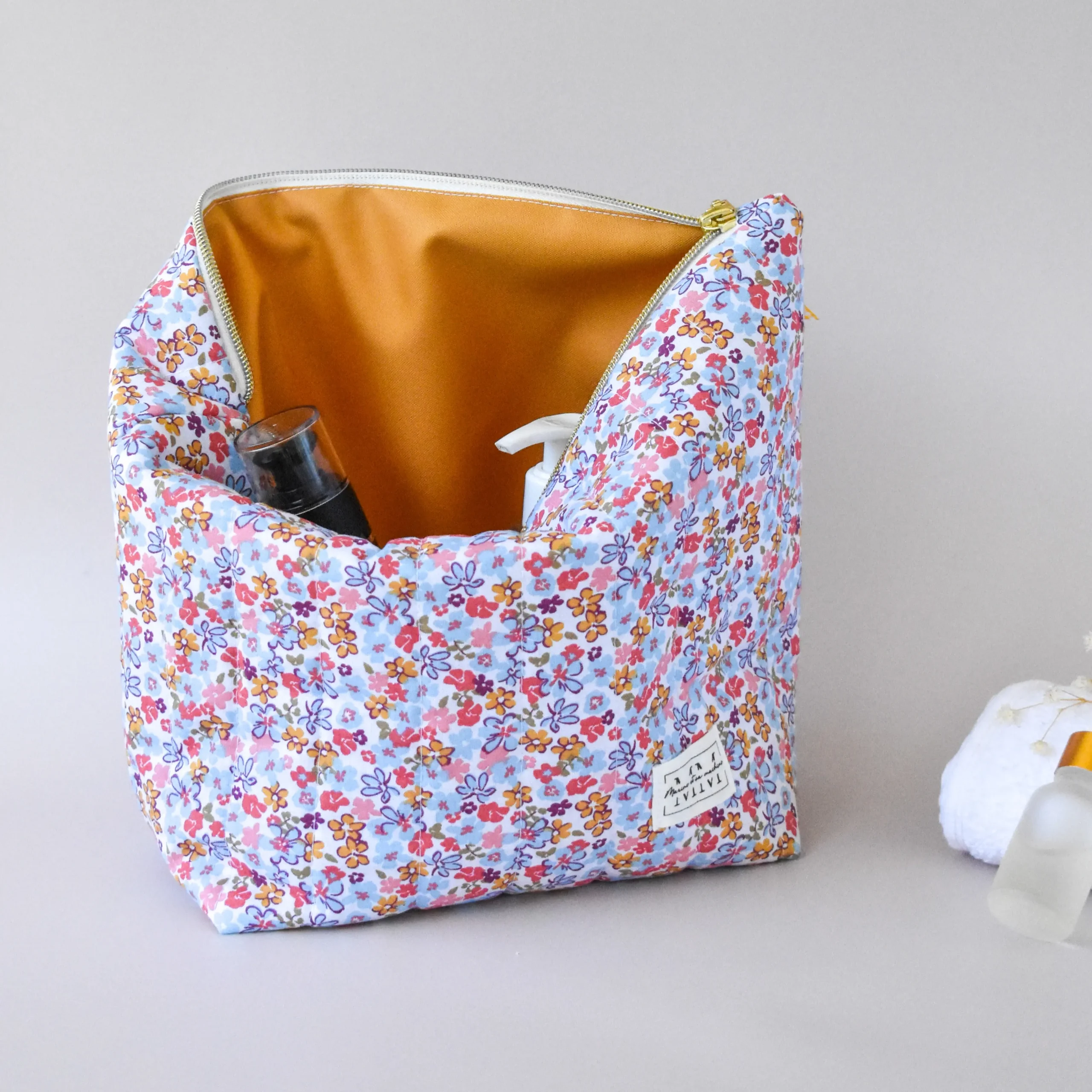 Trousse de toilette fleurie avec produits