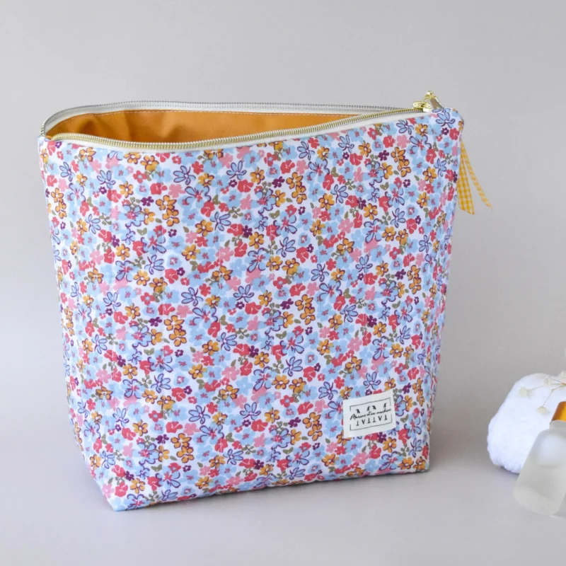 Trousse de toilette fleurie ouverte