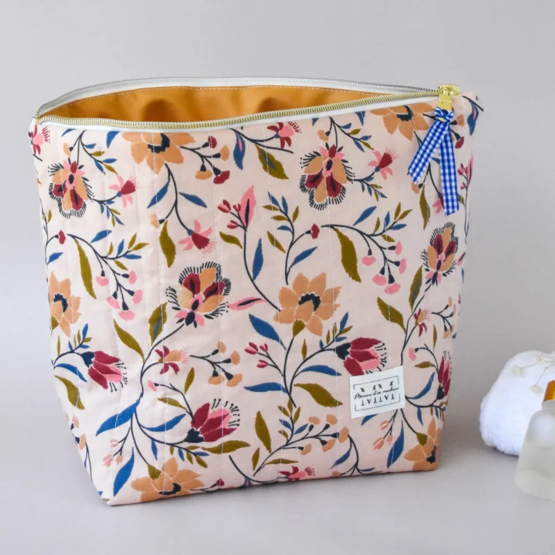 Trousse de toilette pour femme ouverte