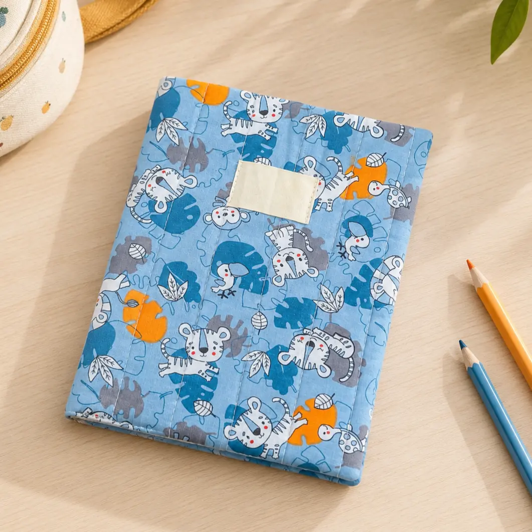 Protège cahier lionceau posé