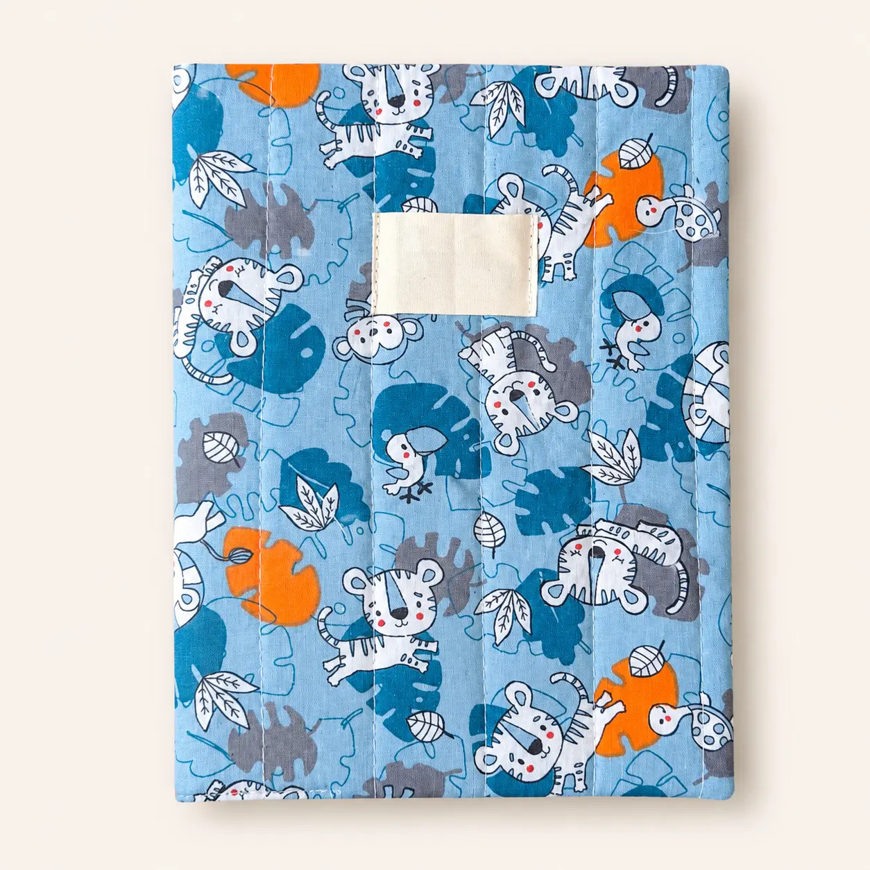 Protège cahier lionceau sur fond blanc