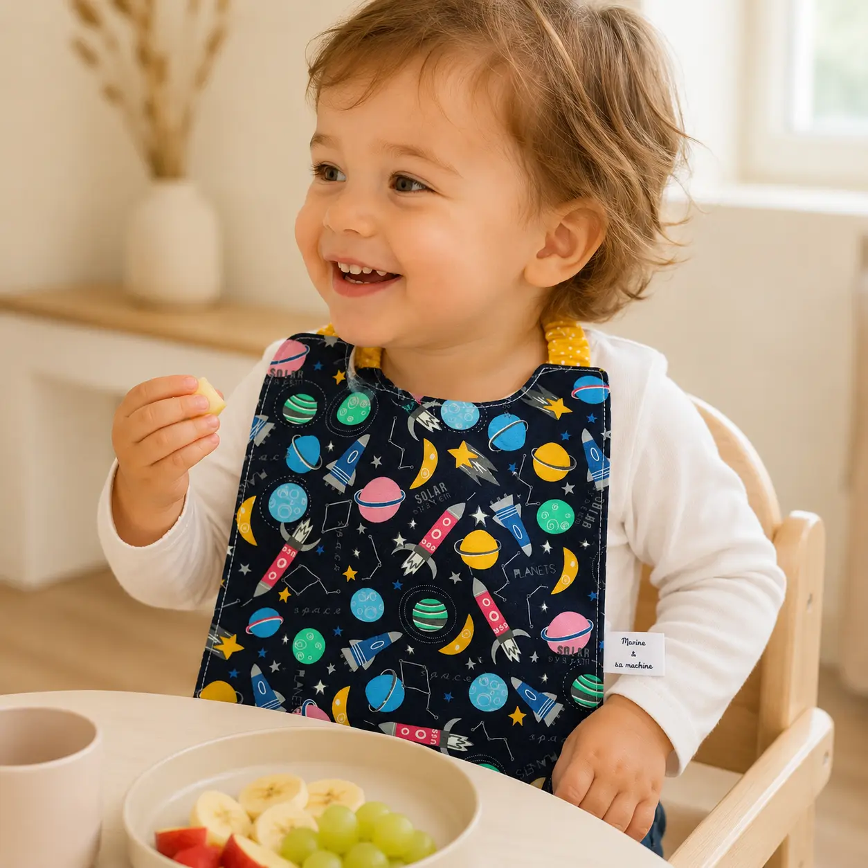 Serviette élastique maternelle garçon portée