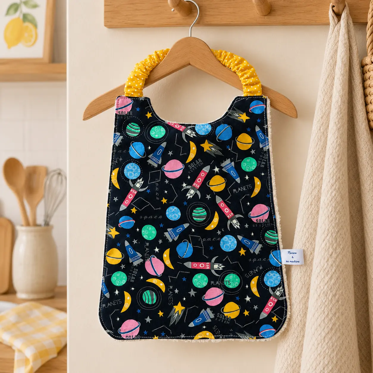 Serviette élastique maternelle garçon sur cintre