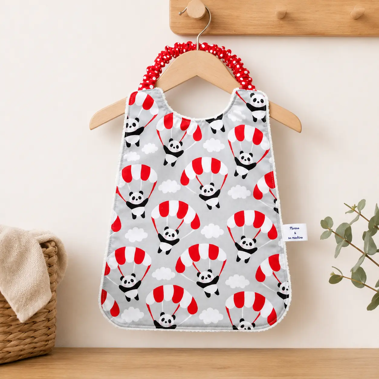 Serviette élastique maternelle panda sur cintre