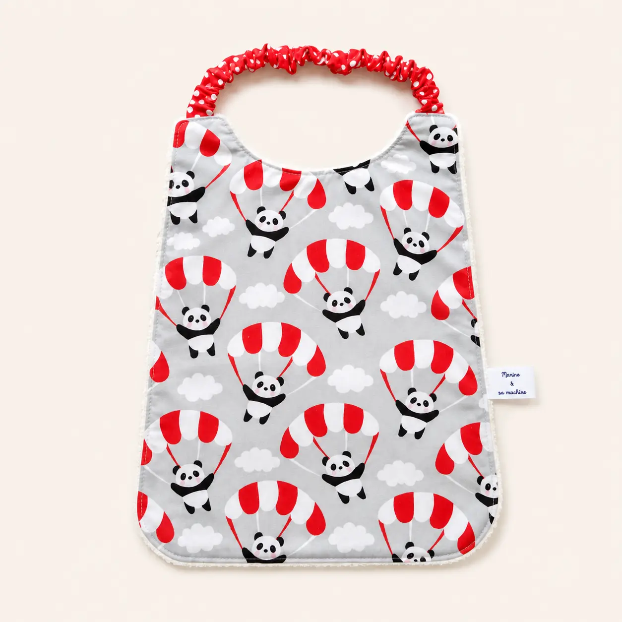Serviette élastique maternelle panda sur fond blanc