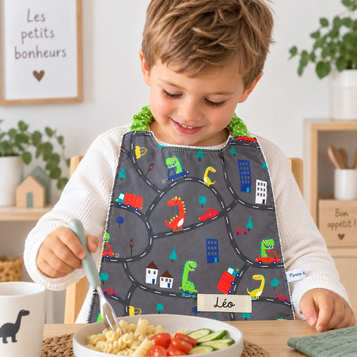 Bavoir élastique maternelle dinosaure porté