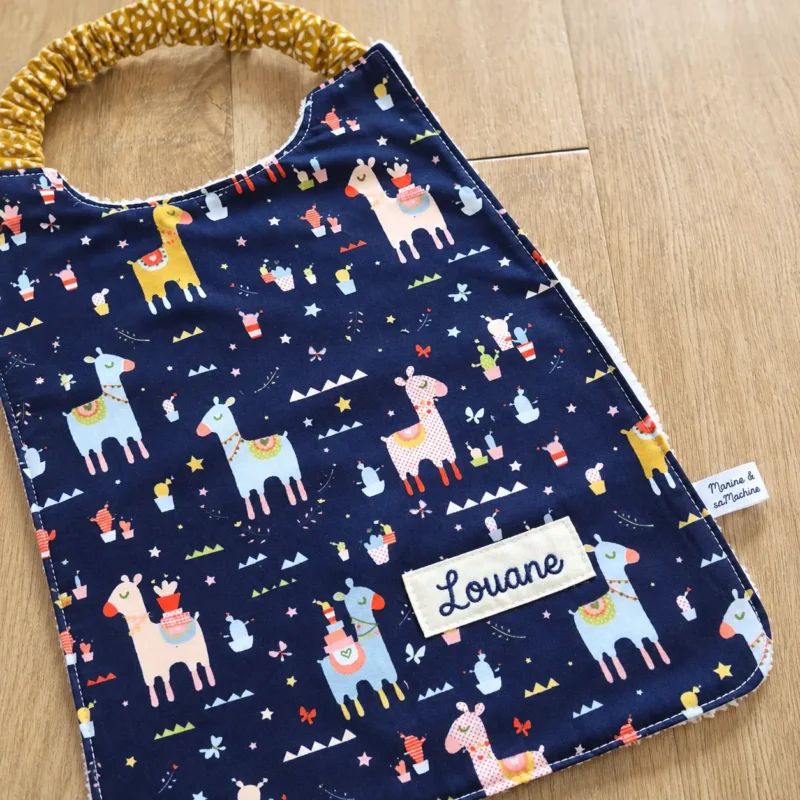 Serviette elastique maternelle lama personnalisée